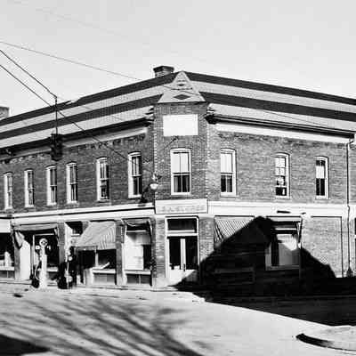 I.G.A. Store, Tivoli