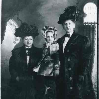 Carrie Coon (Alvin H. Coon's sister) & Mrs. Alvin H. (Frederica Metzger) Coon with her daughter Frederica Coon, c 1908
