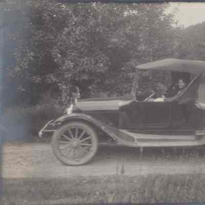 G.Gordon and Fay Mead in a 1920s? Ford