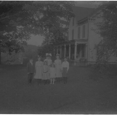 Sittenham and Green children in front of the Teator house