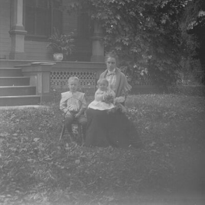 Mrs Charles Maar & children