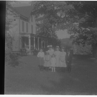 Sittenham, Green,and Teator children in front of Teator house