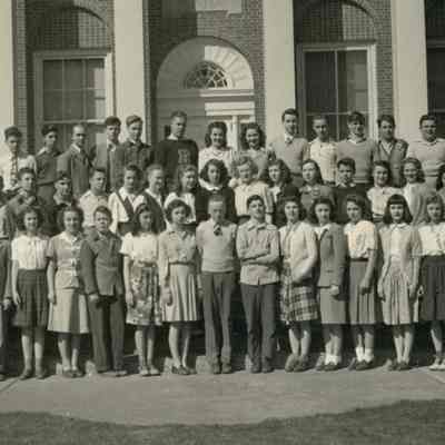 M. Doty with 9th grade students, 1946