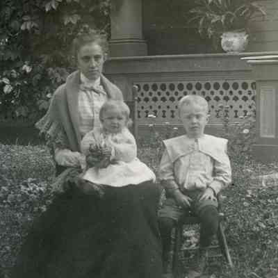 Mrs. Charles Maar and children