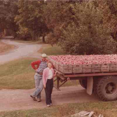 Chuck and Beth Mead with wagon of apples, 1984