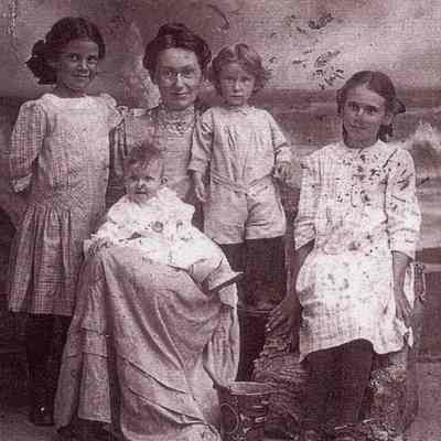 Jennie Griffing with daughters