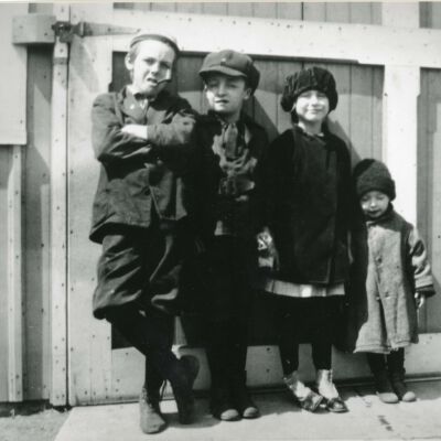 Group photo, Schutte children, 1917