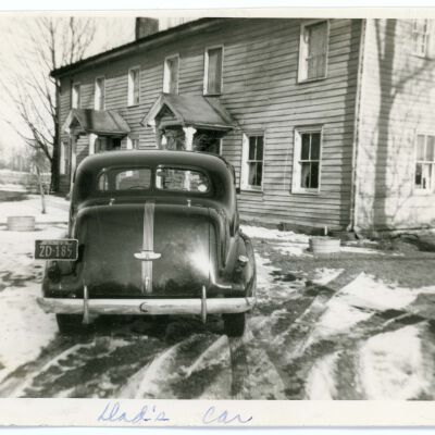 Car in front of Elmendorph Inn, 1943