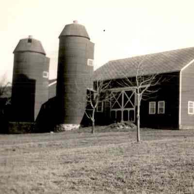 Coon barns, Red Hook