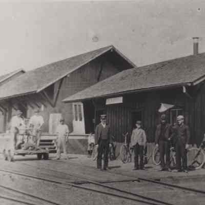 Passengers wait for train at CNER depot in Red Hook