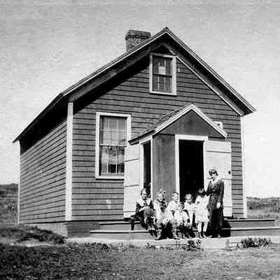 Hither Plain School, 1917 | Hazel Miller McGuirk and Stanley Miller Collection, Montauk Library Archives