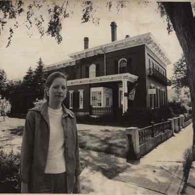 A photo view of Pamela Moore.