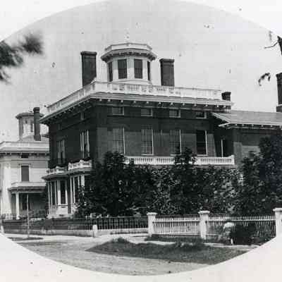 A photo of the Skolfield/Whittier House.