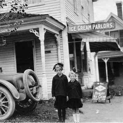 Evelyn and Hazel Davis