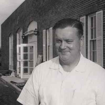 A photo view of Francis "Mo" Morris.