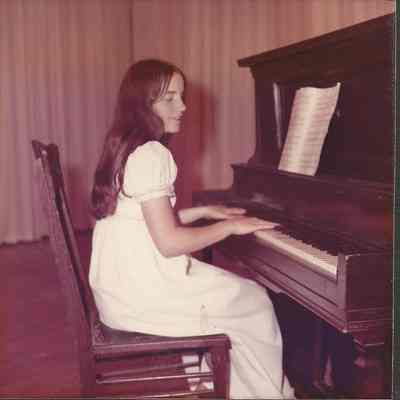 Contestant #2 Tami Gustafson has chosen to play on the piano.