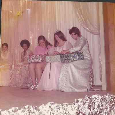 The three girls are sitting as ordered by Gene (Gagne)