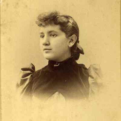 A photo of Miss Lill Pennell.