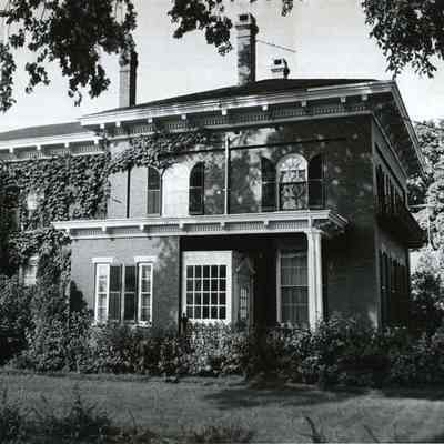 A photo of the house at #8 Lincoln Street.