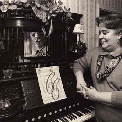 A photo view of Carolyne Taylor.