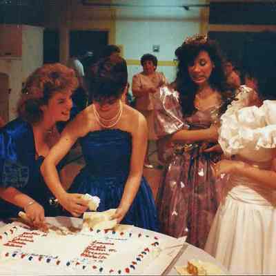 Leanne Roy cutting cake