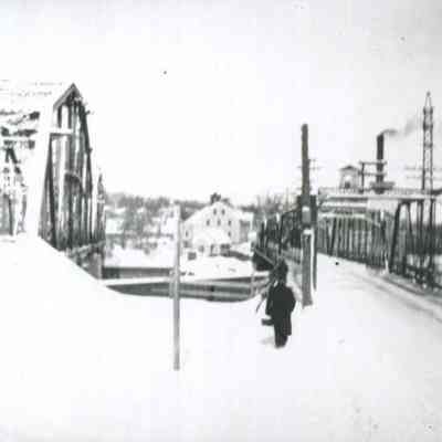 A photo of the Frank J. Wood Bridge and the old one over the Androscoggin.
