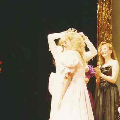 Crystal Hurd crowning Robin Moody 1991-92 Teen Queen