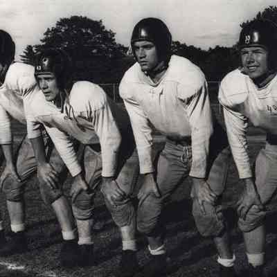 A photo of 5 football players.