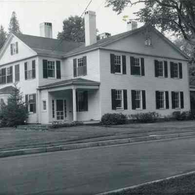 A photo of the Packard-Smyth House. 1827