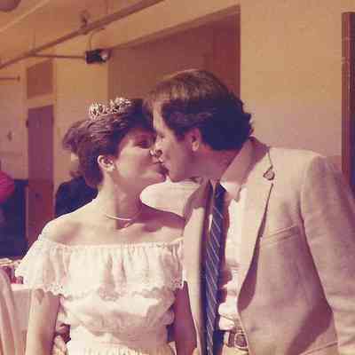 A color photograph of Les Wentworth kissing his daughter Elizabeth Wentworth .