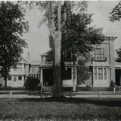 A photo of the Skolfield-Whittier House.