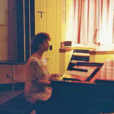 Sharon singing for a fill in number.