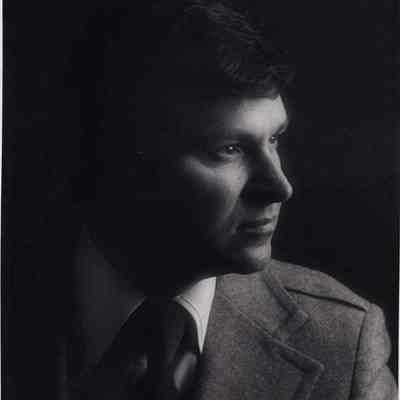A photo view of Tom Jones, photographer.