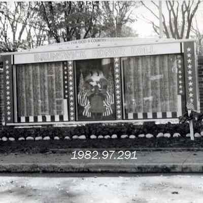 A photo of the Memorial at the north end of the Brunswick Mall.
