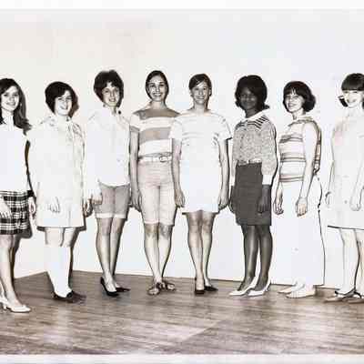 A B/W photograph of unknown Teen Queen participants.