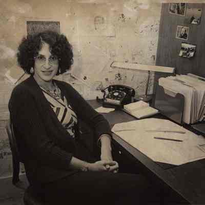 A photo view of Linda Heller.