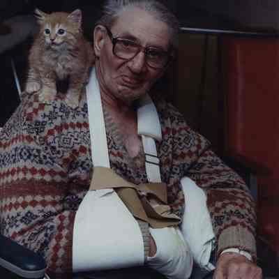 A photo view of a man with a kitten. 11/01/1989.