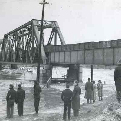 People Observing the Black Bridge during the 1936 Flood