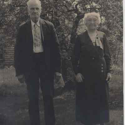 An unidentified elderly couple.