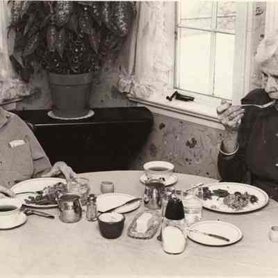 A photo view of Mary Holland and Alice Dove. 2/4/1992.