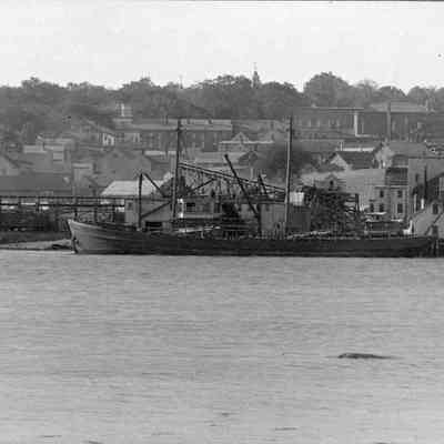 A photo view of the Wiscasset waterfront.
