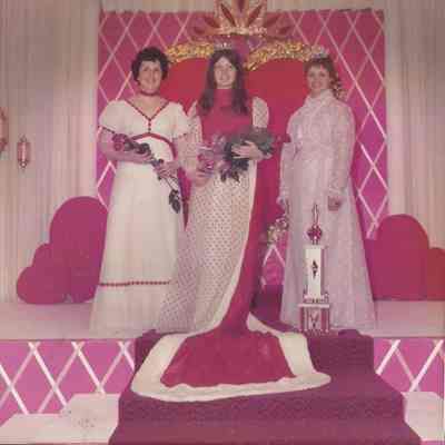 Debra Jellison Teen Queen 1974-75 with two female solo singers.