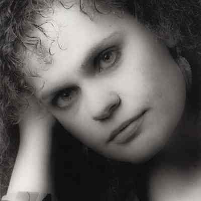 A photo view of Melissa Hamilton.