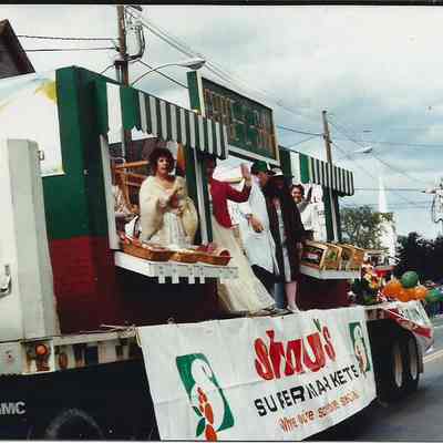 A color photograph of the Shaw's Supermarket float.