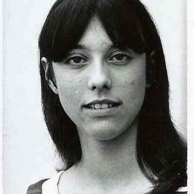 A B/W photograph of an unknown girl.