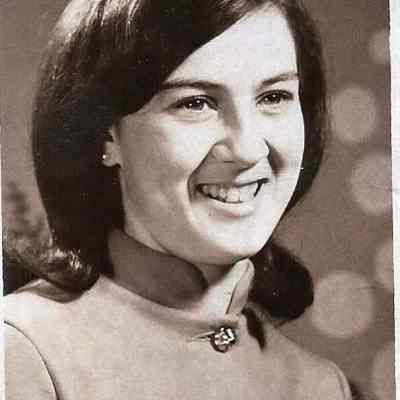A B/W photograph of contestant #7 Carol Turner.