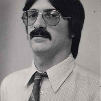 A photo view of Dr. Bernard P. Vigna.