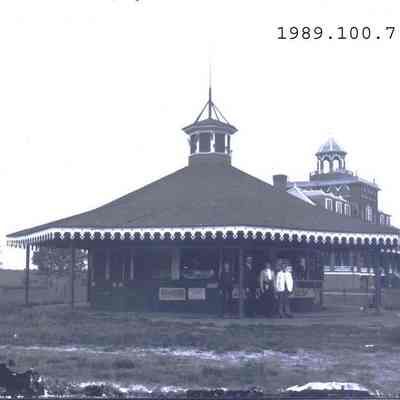 A photo of the Round House snack bar at Merrymeeting Park.