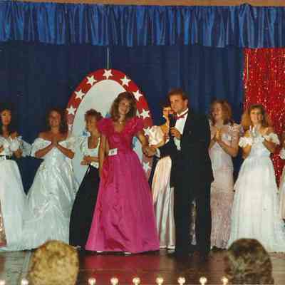 Lisa Kelly being asked a question at the Junior America Pageant