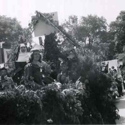 Float in the Brunswick Bicentennial Parade